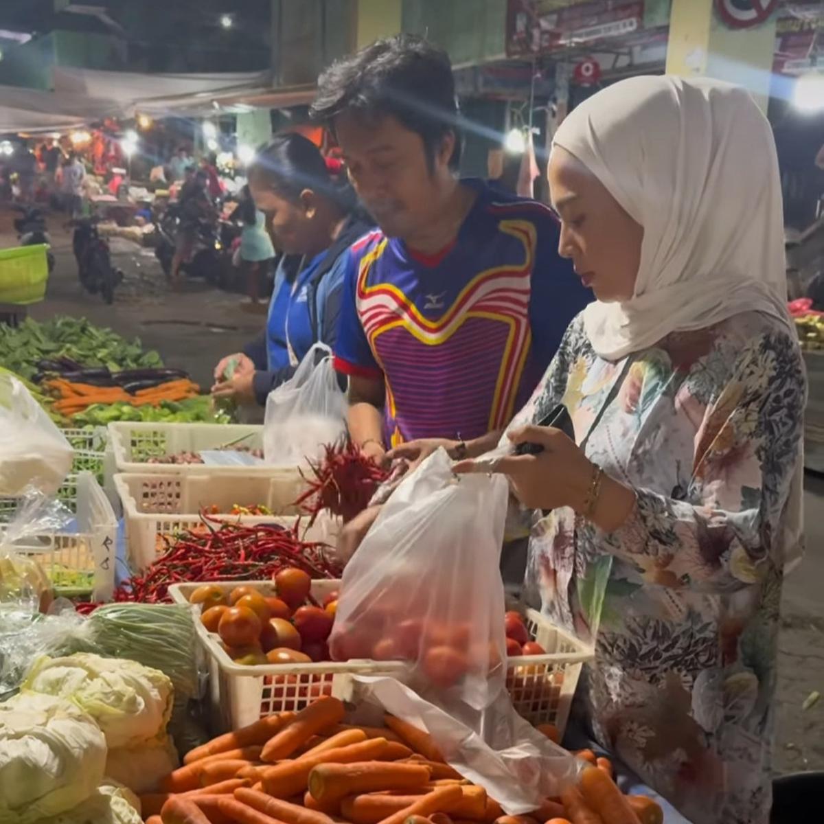 Potret Sederhana Shanty Istri Denny Cagur Belanja ke Pasar, Pergi Subuh Sebelum Sahur & Cantik Apa Adanya Pakai Piyama