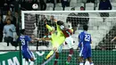 Duel di depan gawang Chelsea saat melawan West Ham United dalam laga 16 besar Piala Liga Inggris 2016-2017 di Olympic Stadium, Rabu (26/10/2016) waktu setempat. (Reuters/Eddie Keogh)