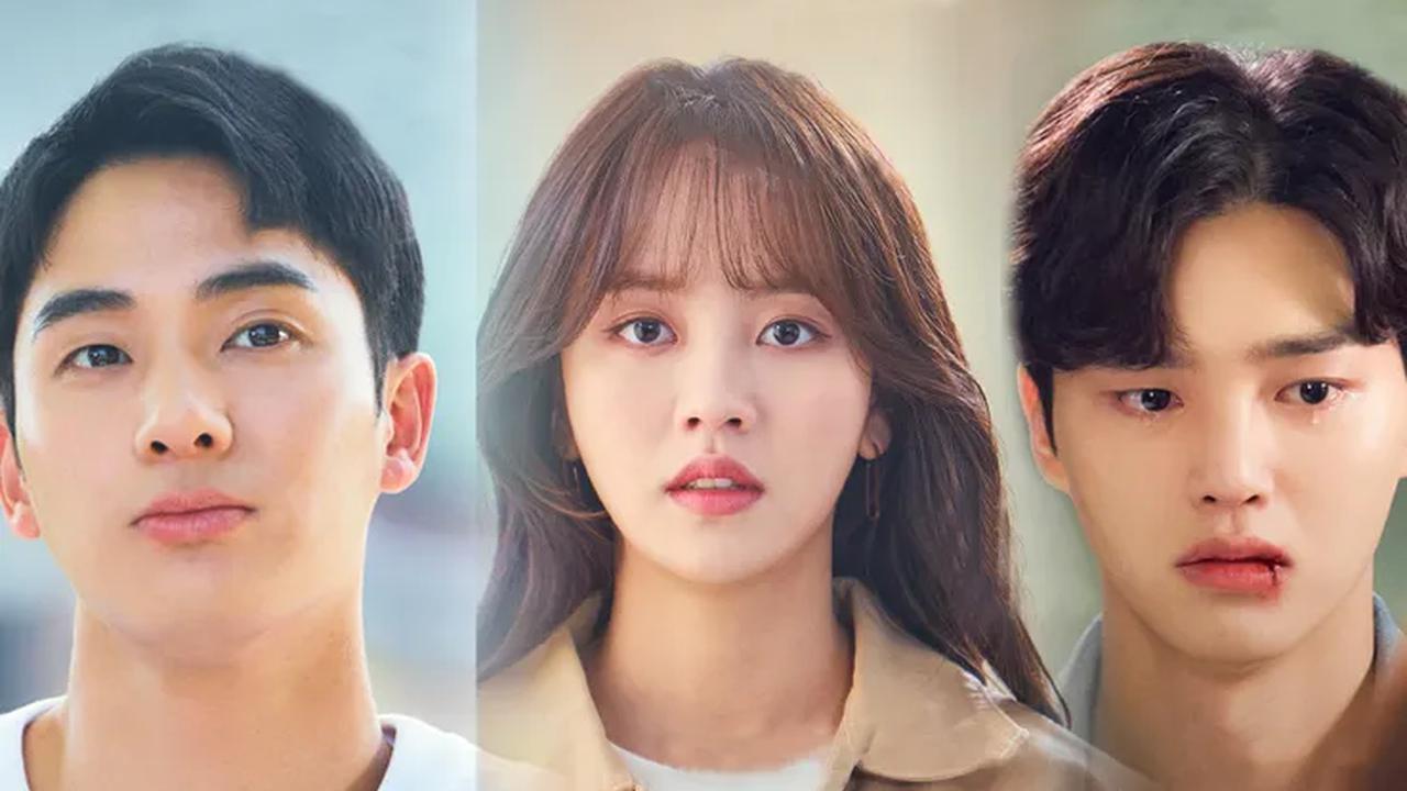 Love Alarm mempertemukan Song Kang dalam cinta segitiga dengan Jung Ga Ram dan Kim So Hyun. Dalam ceritanya, Song Kang yang bersahabat dengan Jung Ga Ram sejak kecil diam-diam jatuh cinta kepada Kim So Hyun.