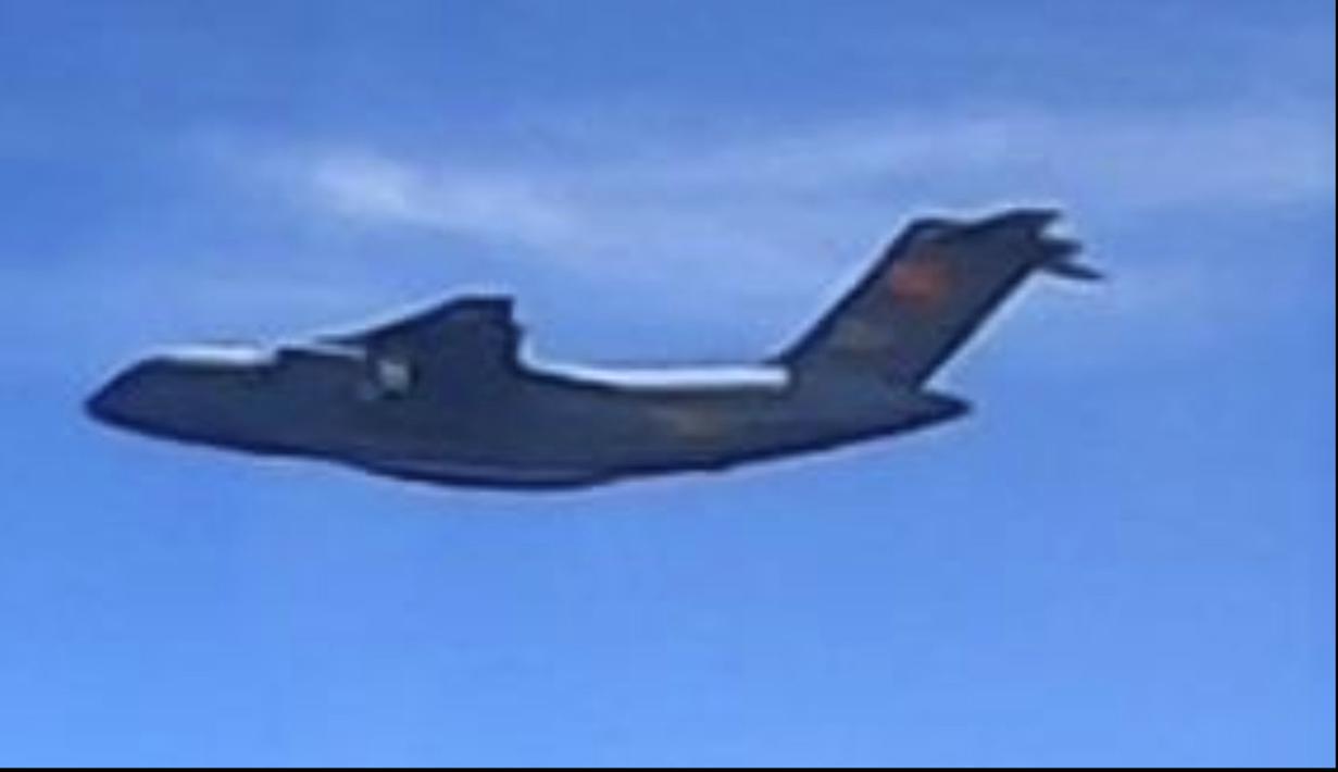 Pesawat Ilyushin Il-76 milik China PLAAF saat berada di wilayah udara di atas zona maritim Malaysia dekat pantai negara bagian Sarawak di pulau Kalimantan. Pesawat China itu terbang di langit Malaysia tanpa menghubungi kontrol lalu lintas udara regional meski sudah diminta beberapa kali. (Royal Mala