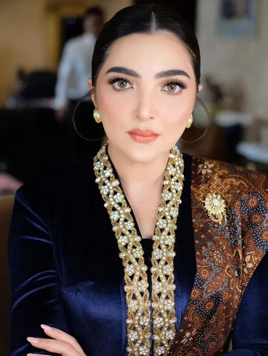 Ashanty melengkapi tampilan ningratnya dengan anting mutiara emas dan bros pada selendang [@ashanty_ash]