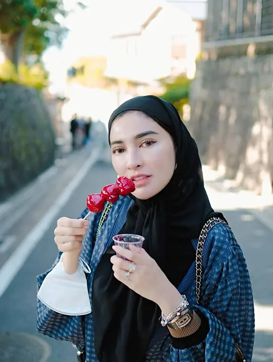Tampil stylish dengan gaya hijabnya yang trendi, sosok Shandy Purnamasari pun  banyak menuai pujian. Apalagi dengan bertambah usianya menjadi 31 tahun, ia pun menuai banyak ucapan selamat dan doa dari banyak selebriti yang selama ini bekerja sama sengannya. (Liputan6.com/IG/@shandypurnamasari)