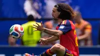 Pemain Spanyol, Marc Cucurella menendang bola dalam pertandingan babak 32 besar Piala Dunia 2026 melawan Austria di Inglewood, California, dekat Los Angeles, Jumat (3/7/2026). (AP Photo/Mark J. Terrill)