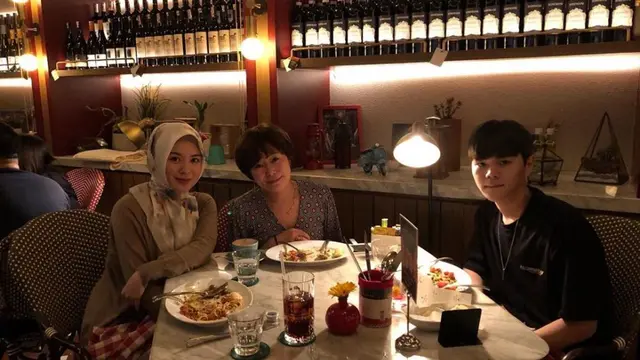 7 Potret Kebersamaan Ayana Moon dan Ibunda, Bak Kakak Adik