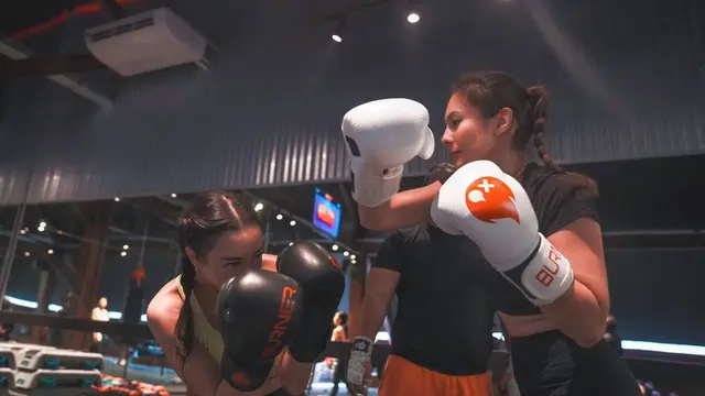 7 Potret Wulan Guritno Latihan Boxing, Tampil Energik dan Menawan