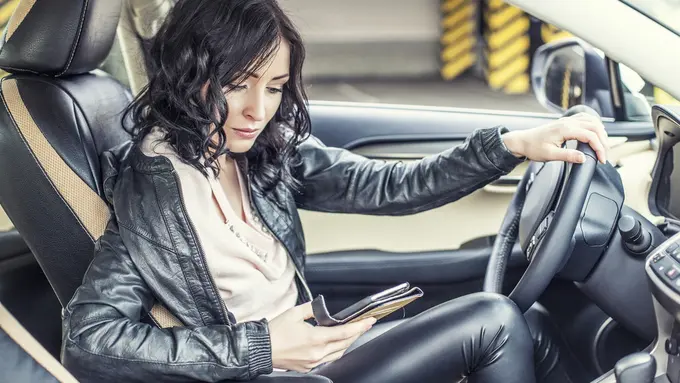 3 Masalah Parkir Mobil yang Sering Bikin Cewek Dilema