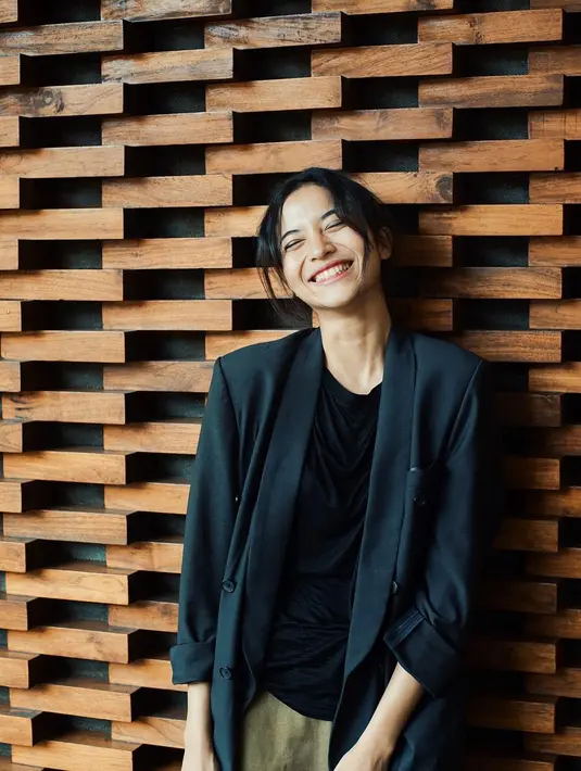 Wanita yang wajah tertutup dengan topi bertuliskan ‘Happy New Year’ itu bukan lah Mikha Tambayong, melainkan aktris pendatang baru, Putri Marino. Pasalnya, hal yang sama juga dilakukan oleh Putri sendiri. (Instagram/putrimarino)