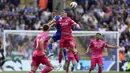 Pemain Leicester City, Jamie Vardy (tengah kiri) berebut bola dengan pemain Ipswich Town, Dara O'Shea dalam laga lanjutan Liga Inggris 2024/2025 di King Power Stadium, Leicester, Inggris, Minggu (18/05/2025). (AP Photo/PA/Nigel French)