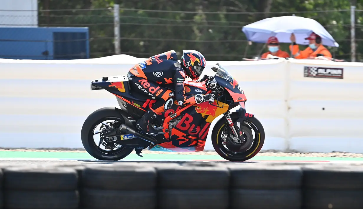 Pembalap KTM asal Afrika Selatan Brad Binder (depan) beraksi dalam MotoGP Ceko di Sirkuit Masaryk, Brno, Republik Ceko, Minggu (9/8/2020). Brad Binder berhasil menjadi juara setelah menjadi yang tercepat di balapan yang digelar sebanyak 21 lap. (Joe Klamar/AFP)