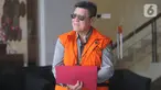 Pengusaha Kock Meng berjalan keluar seusai menandatangani berkas surat perpanjangan penahanan di Gedung KPK, Jakarta, Rabu (30/10/2019). Kock Meng  merupakan tersangka penyuap Gubernur Kepri nonaktif Nurdin Basirun. (merdeka.com/Dwi Narwoko)
