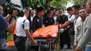 Jenazah salah satu korban kecelakaaan maut Kereta Commuter Line dan Metro Mini di perlintasan kereta Angke, Tambora, Jakarta, Minggu (6/12/2015). Data sementara korban meninggal bertambah menjadi 16 orang. (Liputan6.com/Gempur M Surya)