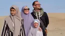 Selain ke Dubai, ternyata sebelumnya Ersa Mayori dan keluarga lebih dulu menjalankan ibadah Umroh. Rona bahagia sangat terpancar di wajah mereka saat berada di kota suci Mekah. (Instagram/ersamayori)
