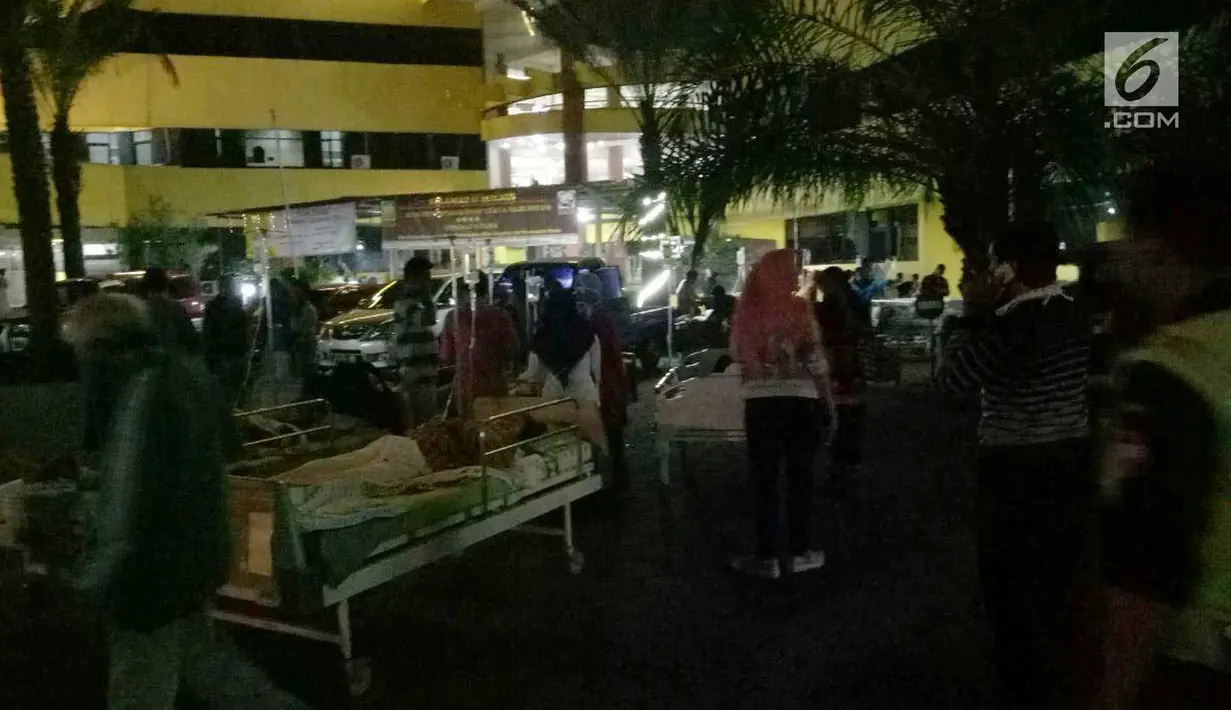 Sejumlah pasien di evakuasi keluar Rumah Sakit Siaga Medika Banyumas, Jawa Tengah, Sabtu (16/12). Gempa terjadi pukul 23.47 WIB di 8.03 Lintang Selatan, 108.04 Bujur Timur dengan kedalaman 105 km. (Liputan6.com/Pool)