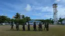 Tentara Filipina berbaris usai mengikuti upacara di Pulau Thitu, Kepulauan Spratly, Laut China Selatan, Jumat (21/4). Pengibaran bendera tidak dihadiri oleh Duterte, melainkan diwakili Menteri Pertahanan Delfin Lorenzana. (AFP Photo / Ted Aljibe)