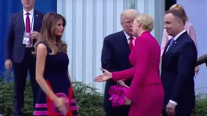 [Bintang] Ditolak Bersalaman, Ini Hukum Karma untuk Donald Trump?