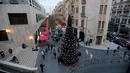Sebuah pohon Natal terlihat di pusat kota Beirut, Lebanon, pada 13 Desember 2020. Baru-baru ini, berbagai dekorasi Natal telah dipasang di pusat kota Beirut untuk menyambut liburan Natal dan Tahun Baru mendatang meski sedang dilanda pandemi COVID-19 dan krisis ekonomi. (Xinhua/Bilal Jawich)