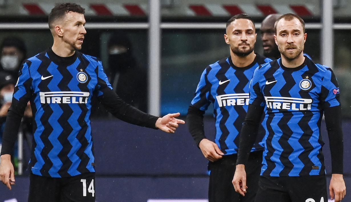 Para pemain Inter Milan tampak kecewa usai bermain imbang melawan Shakhtar Donetsk pada laga Liga Champions di Stadion Giuseppe Meazza, Kamis (10/12/2020). Inter Milan gagal melaju ke babak 16 besar karena hanya menjadi juru kunci di grup B. (AFP/Marco Bertorello)