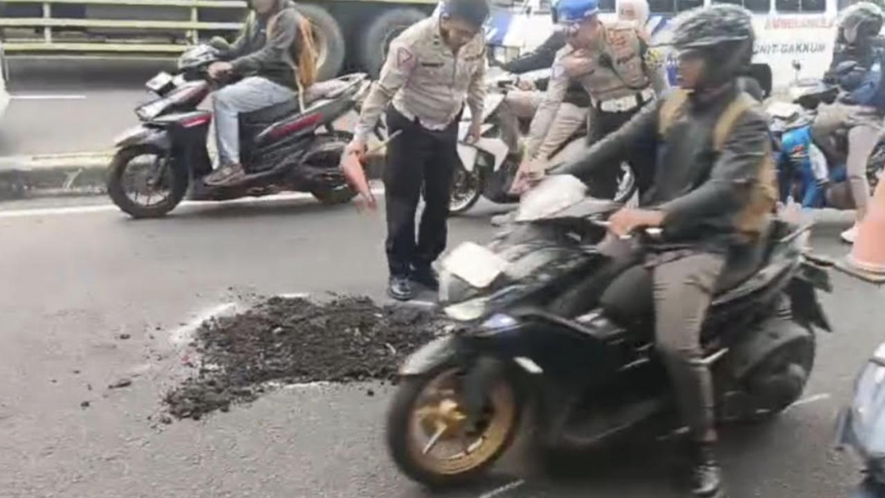 Seorang Pengendara Motor Terjatuh Lalu Terlindas Mobil, Kondisinya Kritis