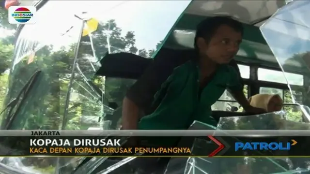 Kaca mobil Kopaja ini dirusak penumpangnya, karena menurunkan seorang ibu asal-asalan hingga terjatuh ke aspal.