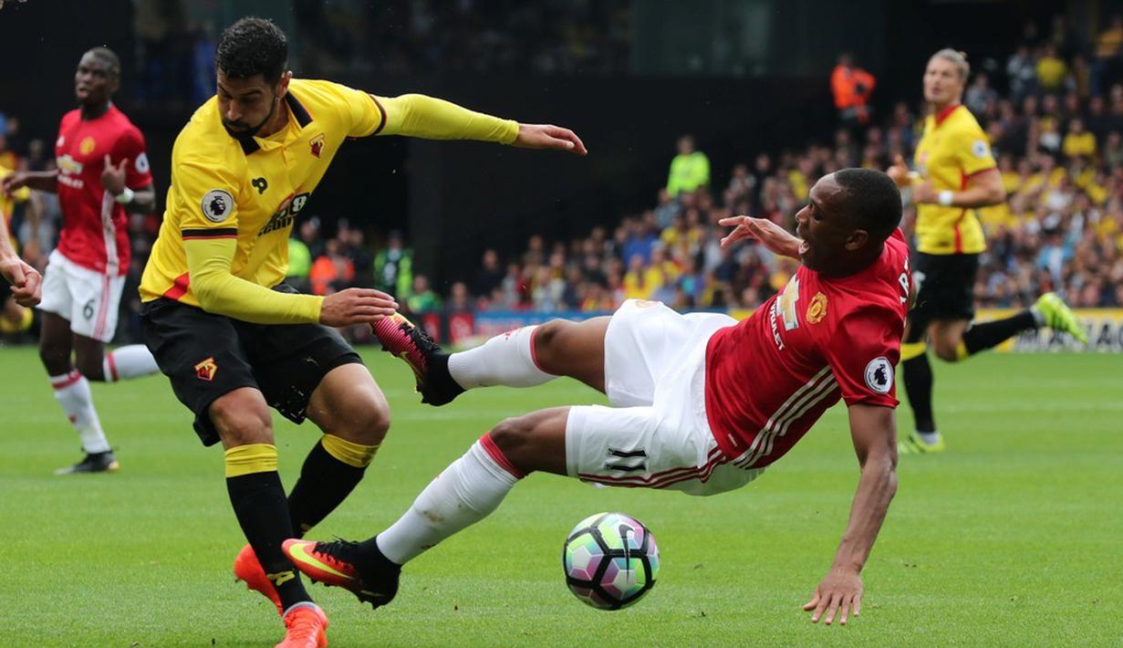 Pemain Watford, Miguel Britos, berebut bola dengan pemain MU, Anthony Martial, dalam laga Premier League di Stadion Vicarage Road, Minggu (18/9/2016). (Reuters/Eddie Keogh)