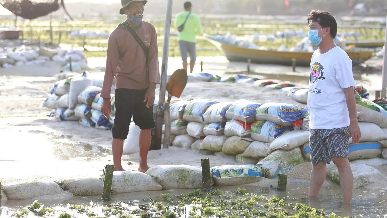 Bupati Klungkung I Nyoman Suwirta (berbaju putih) saat menemui petani rumput. (Foto: Istimewa).