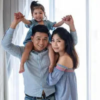 Anak yang merasa aman secara emosional cenderung lebih mudah belajar, lebih stabil secara emosi, dan memiliki kemampuan sosial yang lebih baik. Rasa aman ini terbentuk dari hubungan yang hangat, konsisten, dan penuh kehadiran dari orangtua dalam kehidupan sehari-hari. (foto/dok: freepik)