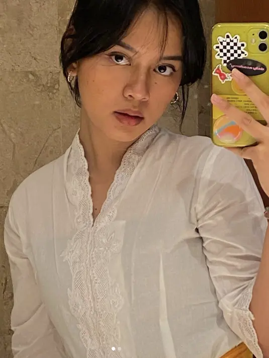 Jian Ayune memiliki gaya fashion yang begitu sederhana. Ia sering tampil dengan kebaya yang cantik dan menawan untuk menemani aktivitas sehari-hari. [Foto: Instagram/ Jianayune]