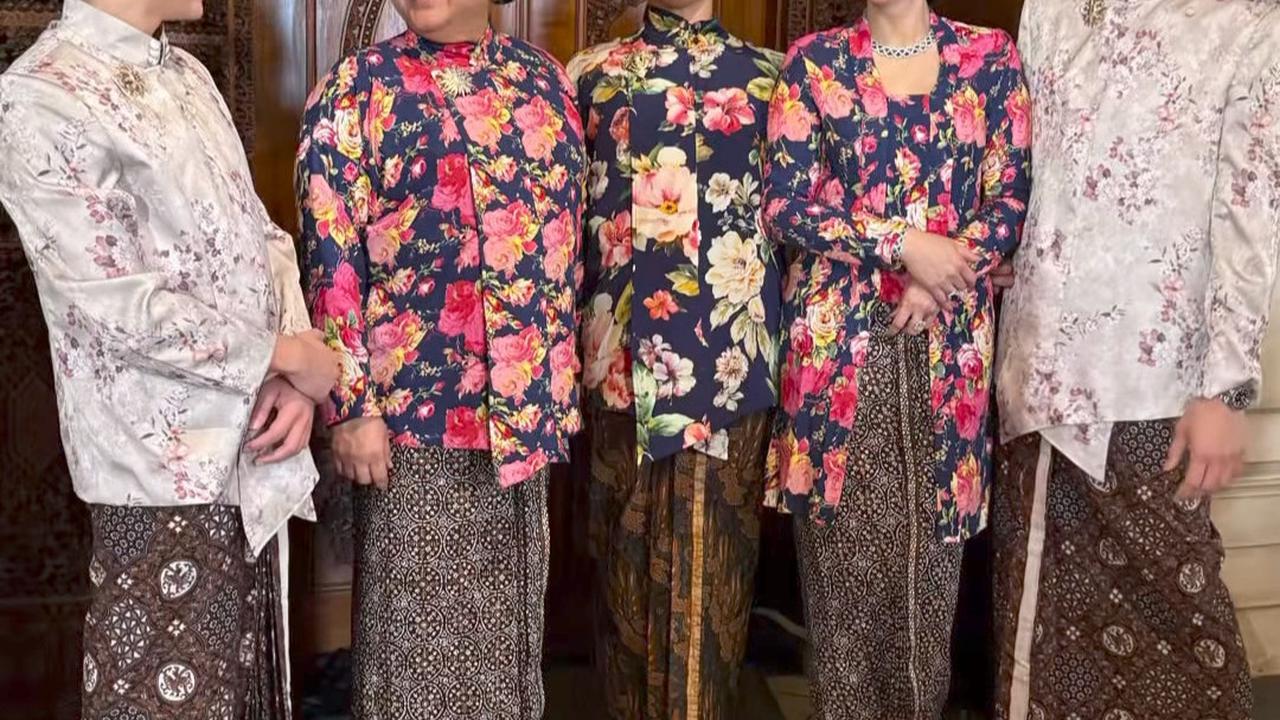 5 Potret Cantik Maia Estianty di Siraman Al Ghazali, Tampil Anggun Dalam Balutan Busana Putih & Motif Bunga