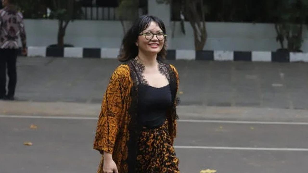 Penampilan Bersahaja Prof Stella Bawa Tas Ransel Bareng Staf Ikut Sidang Kabinet