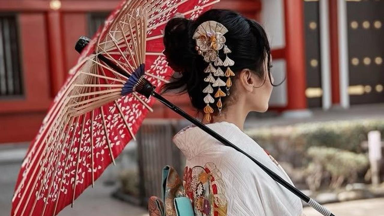 Ilustrasi Wanita Jepang Menggunakan Kimono Memegang Payung (©Pinterest)