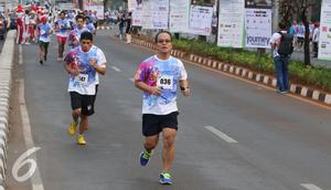 Seorang peserta saat mengikuti lomba lari bertema Run & Walk in Harmony di kawasan Senayan City, Jakarta, Minggu (27/09/2015). Sebanyak 3500 peserta mengikuti dan berpartipasi dalam Run & Walk in harmony sejauh 5 km. (Liputan6.com/Herman Zakharia)