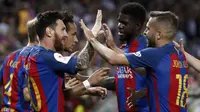 Para pemain Barcelona merayakan gol yang dicetak Lionel Messi pada laga final Copa Del Rey di Stadion Vicente Calderon, Madrid, Sabtu (27/5/2017). Barcelona menang 3-1 atas Alaves. (EPA/Mariscal)