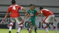Aksi pemain Sriwijaya FC, Maldini Pali saat menerobos pertahanan Persija Jakarta pada laga Liga 1 2017 di Stadion Wibawa Mukti, Cikarang, Jumat (16/6/2017). Persija menang 1-0. (Bola.com/Nicklas Hanoatubun)