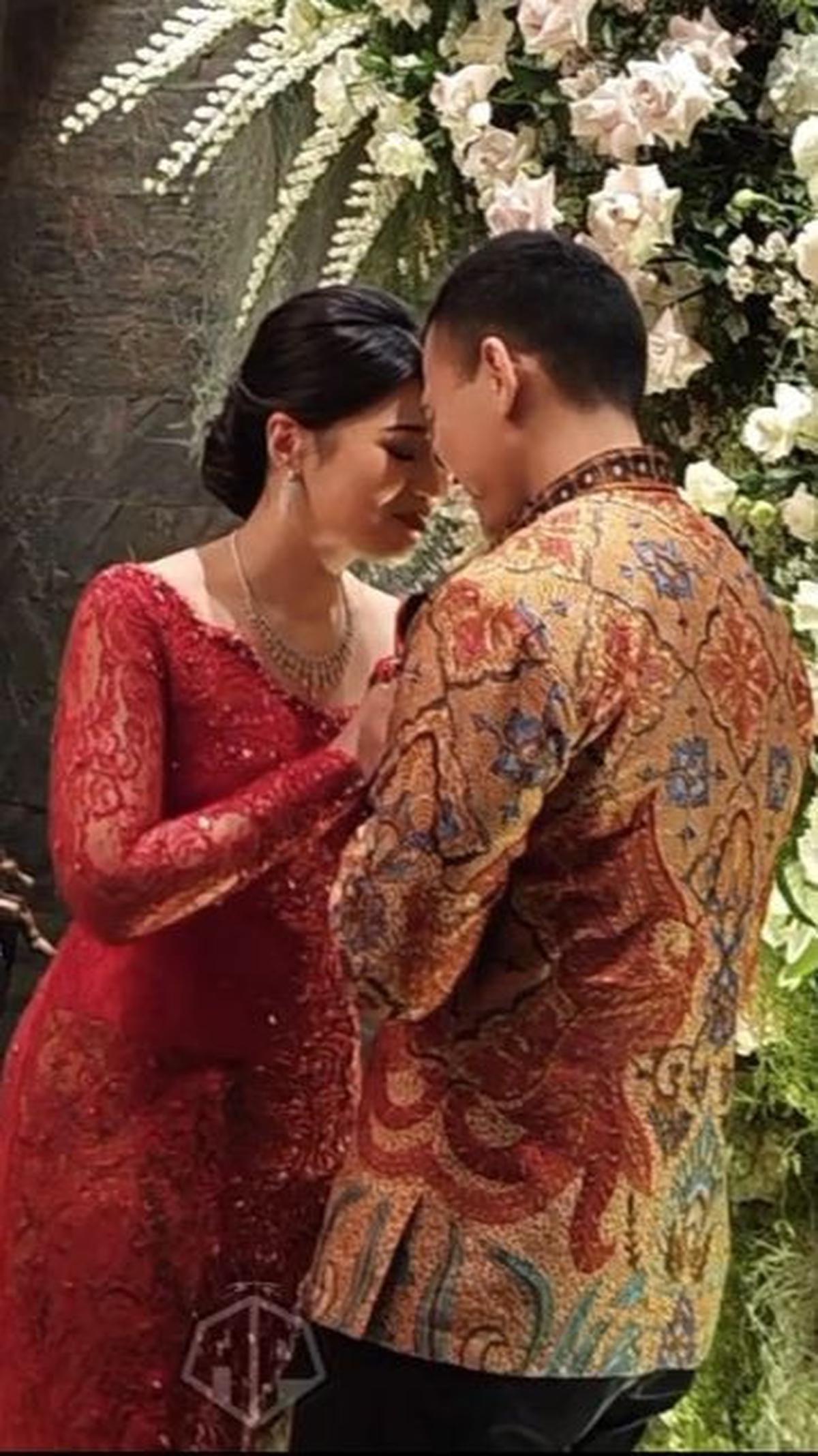 Pasangan anak jenderal TNI ini sangat serasi, tampan dan juga cantik.