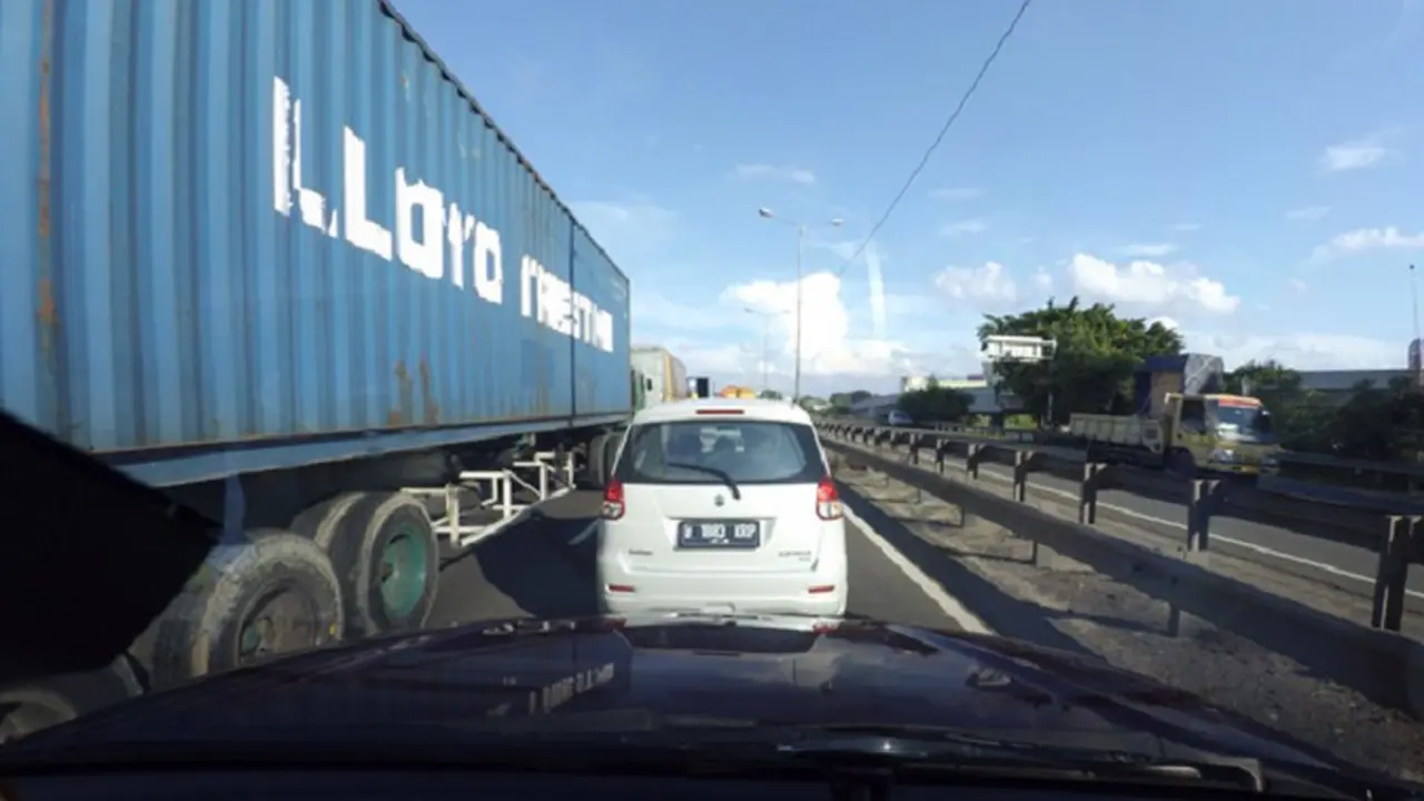 20160504-Libur-Panjang-Kemacetan-Tol-JORR-Jakarta