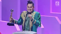 Nassar meraih penghargaan Penyanyi Dangdut Solo Pria Terpopuler di ajang  Indonesia Dangdut Awards 2017. (Herman Zakharia/Liputan6.com)