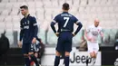 Dua striker Juventus, Alvaro Morata (kiri) dan Cristiano Ronaldo kecewa usai Benevento membuat gol dalam laga lanjutan Liga Italia 2020/2021 pekan ke-28 di Allianz Stadium, Turin, Minggu (21/3/2021). Juventus kalah 0-1 dari Benevento. (AFP/Marco Bertorello)