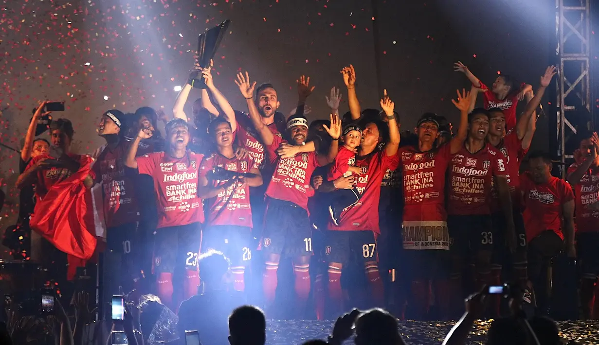 Para pemain Bali United merayakan gelar juara Liga 1 2019 di Stadion Kapten I Wayan Dipta, Bali, Senin (23/12). Puncak perayaan juara ini dimeriahkan Via Vallen dan Tari Kecak. (Bola.com/Aditya Wany)