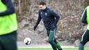 Pemain AC Milan, Zlatan Ibrahimovic, menendang bola saat melakukan latihan bersama klub Swedia Hammarby di Stockholm, Swedia, Senin (13/4/2020). Ibrahimovic yang sedang berada di kampung halaman menyempatkan diri berlatih sepak bola meski di tengah wabah virus corona. (AP/Henrik Montgomery)