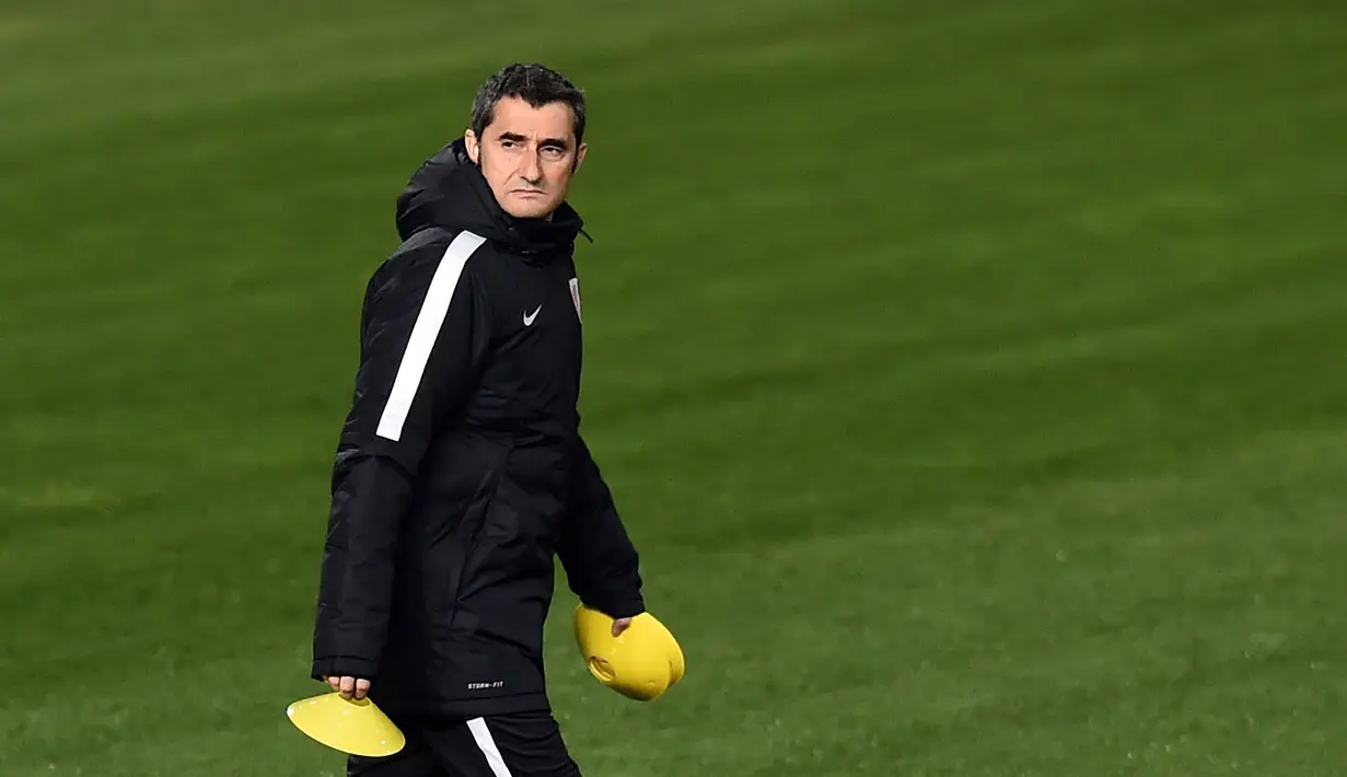 Pelatih Athletic Bilbao, Ernesto Valverde, saat persiapan latihan jelang lawan Apoel Nicosia pada laga piala Europa di Stadion Nicosia (23/02/2017). Ernesto Valverde dikabarkan menjadi suksesor Luis Enrique di Barcelona.  EPA/Katia Christodoulou)
