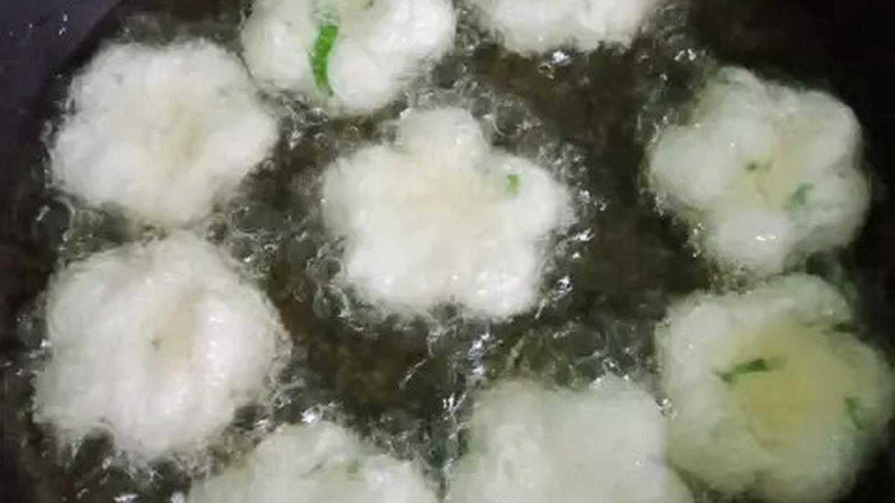 Ilustrasi Menggoreng Cireng