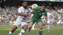 Pemain Amerika Serikat, Cameron Carter-Vickers (kiri) berebut bola dengan pemain Irlandia, Callum O'Dowda pada laga uji coba di Aviva Stadium, Dublin, (2/6/2018). Irlandia menang 2-1. (Brian Lawless/PA via AP)