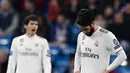 Reaksi gelandang Real Madrid, Isco saat pemain CSKA Moscow mencetak gol kedua pada laga terakhir Grup G Liga Champions di Santiago Bernabeu, Rabu (12/12). Real Madrid takluk dengan skor 0-3 dari CSKA Moscow. (JAVIER SORIANO / AFP)