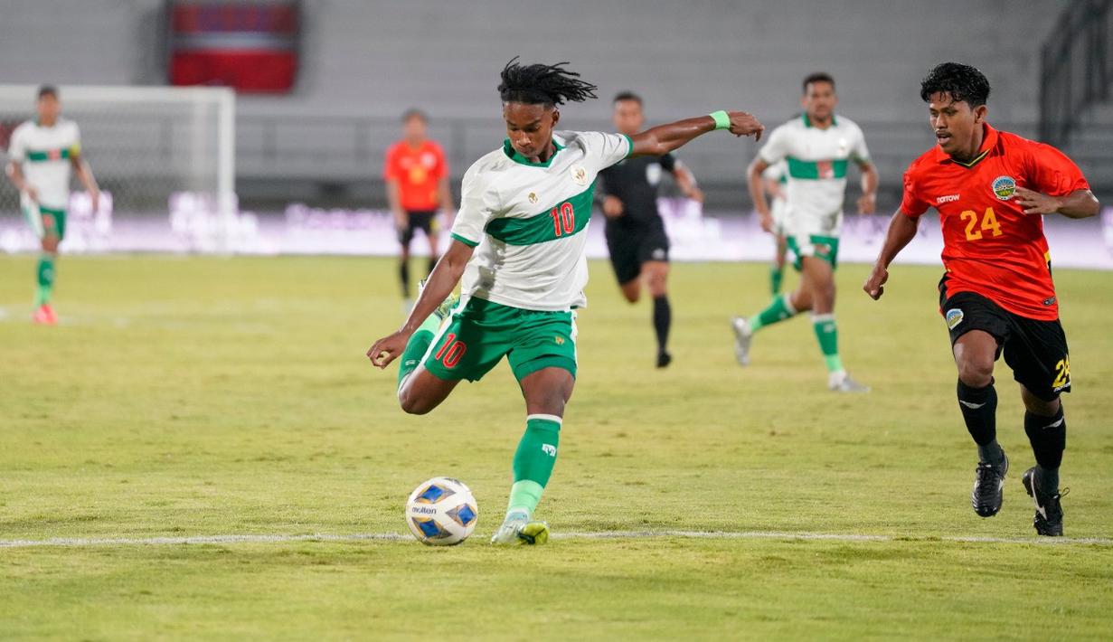 Gelandang Timnas Indonesia, Ronaldo Kwateh berusaha menembak bola ke arah gawang Timor Leste pada laga uji coba internasional di Stadion I Wayan Dipta Gianyar, Bali, Minggu (30/1/2022) malam WIB. Indonesia menang telak atas Timor Lester 3-0. (Dok Humas PSSI)
