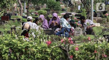 Sejumlah warga berdoa saat ziarah kubur di Tempat Pemakaman Umum (TPU) Karet Bivak, Jakarta, Senin (2/5/2022). Menyambut Hari Raya Idul Fitri 1443 H, umat Islam melakukan ziarah kubur mendoakan sanak keluarga dan kerabat yang sudah wafat. (Liputan6.com/Johan Tallo)