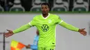Pemain Wolfsburg Lukas Nmecha melakukan selebrasi usai mencetak gol ke gawang Salzburg pada pertandingan Grup G Liga Champions di Stadion Volkswagen Arena, Wolfsburg, Jerman, 2 November 2021. Wolfsburg menang 2-1. (AP Photo/Michael Sohn)