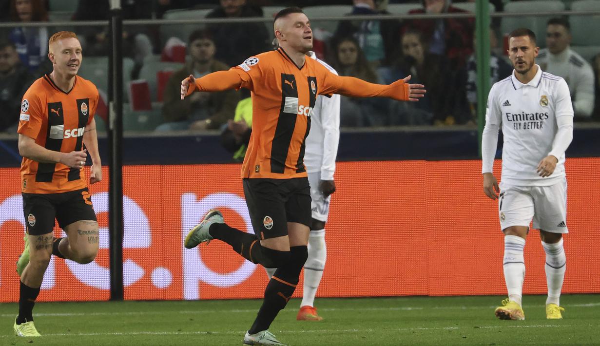 <p>Pemain Shakhtar Donetsk, Oleksandr Zubkov berselebrasi usai mencetak gol ke gawang Real Madrid pada pertandingan lanjutan grup F Liga Champions di stadion Polish Army Stadium di Warsawa, Polandia, Rabu, 12 Oktober 2022. Shakhtar Donetsk bermain imbang atas Real Madrid 1-1. (AP Photo/Michal Dyjuk )</p>