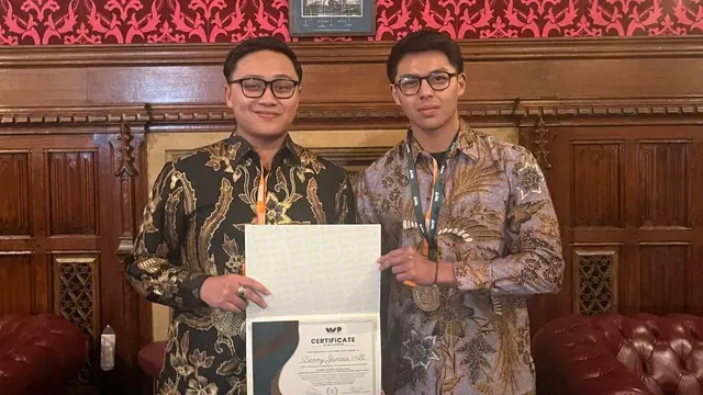 Dua putra Denny JA, Rafi Denny dan Ramy Denny, hadir untuk menerima penghargaan tersebut (Istimewa)