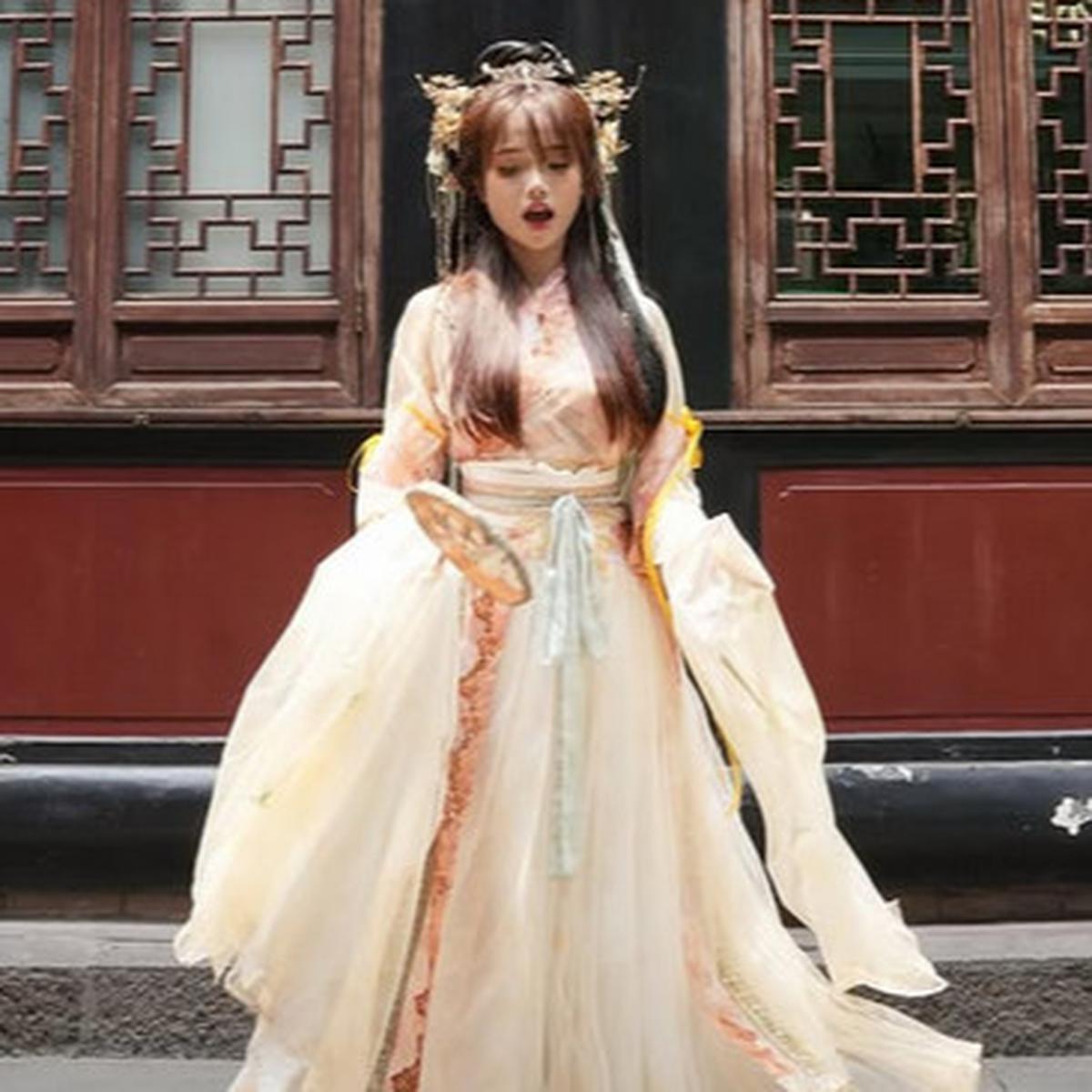 5 Potret Cantik Fuji Pakai Hanfu di China, Anggun Bak Putri Negeri Dongeng