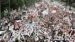 Rombongan Habib Rizieq diantara ribuan massa yang tergabung dalam GNPF MUI melakukan demonstrasi memadati jalan Medan Merdeka Timur, Jakarta, Jumat (4/11). (Liputan6.com/Johan Tallo)